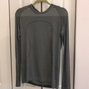 Lululemon grey/black long sleeve shirt